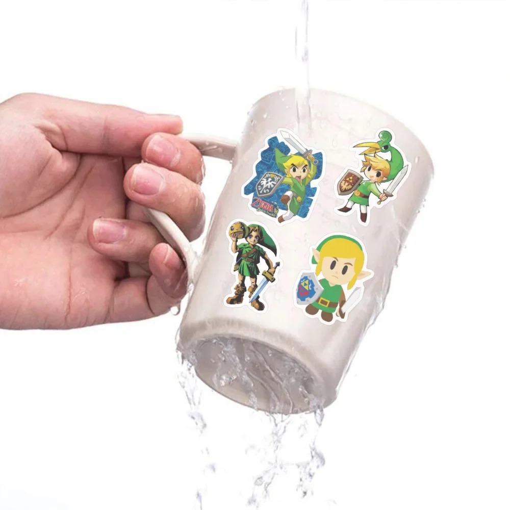 Adesivos de Link de Zelda colados em uma caneca sob a água, mostrando a resistência