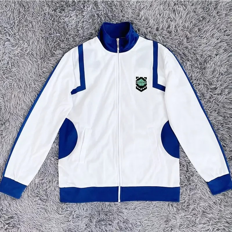 Jaqueta branca de Blue Lock com gola alta, zíper, brasão verde e detalhes azuis, sobre fundo cinza