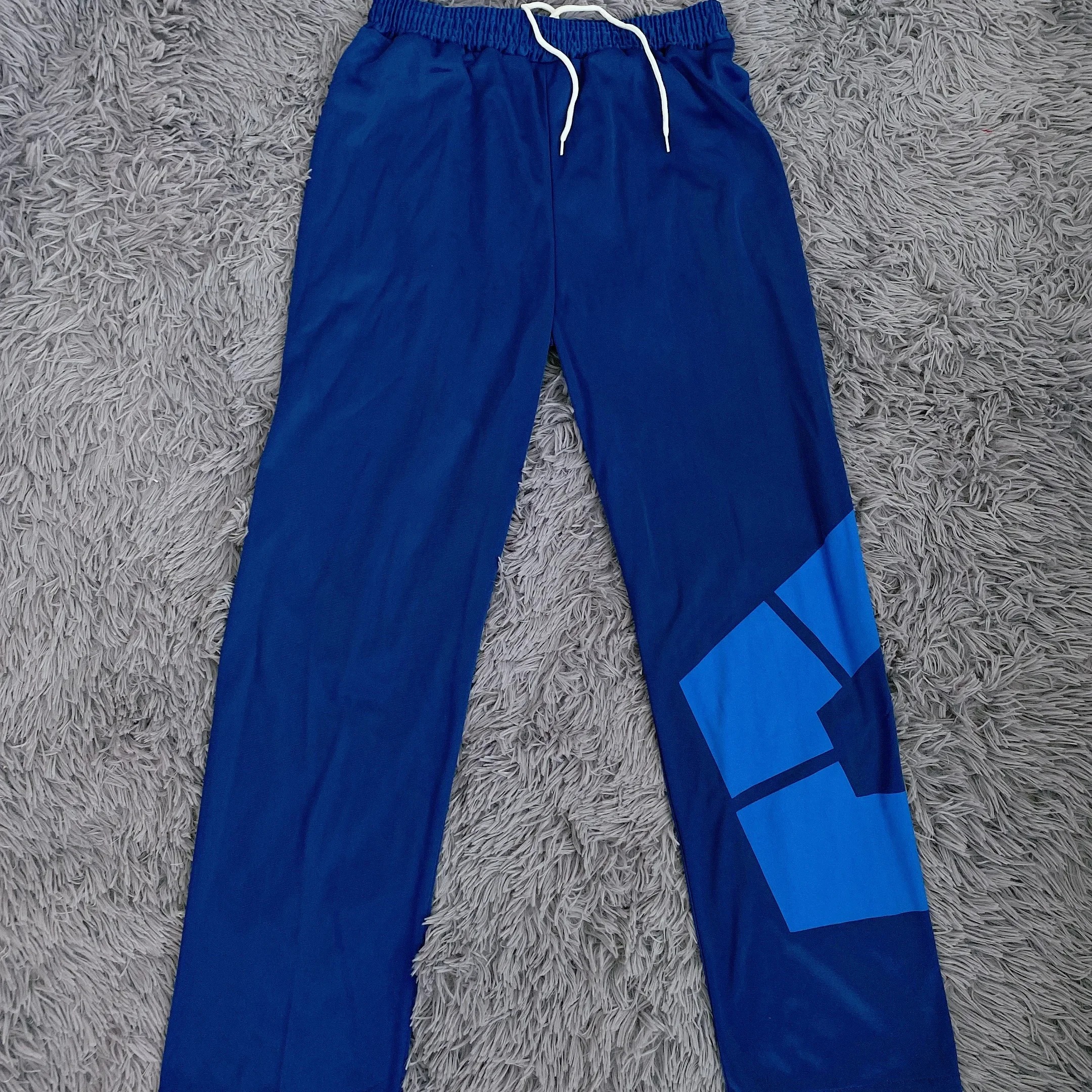 Calça azul-marinho do agasalho de Blue Lock com cordão e recorte azul-claro na perna