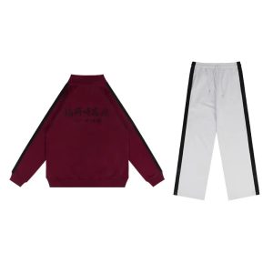 Jaqueta vinho do Inarizaki, de Haikyuu!!, ao lado da calça cinza com listras laterais pretas