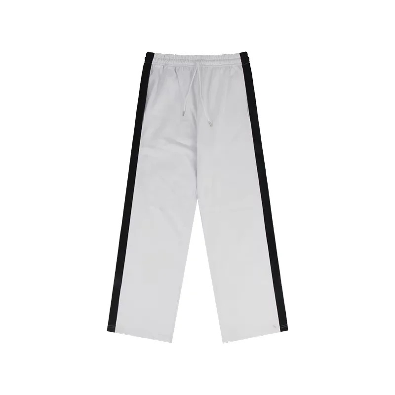 Calça cinza com listras laterais pretas do agasalho do Inarizaki, de Haikyuu!!