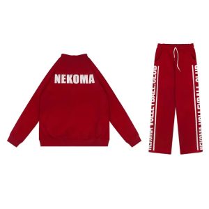 Jaqueta vermelha com NEKOMA nas costas e calça vermelha com letras brancas na lateral, de Haikyuu!!