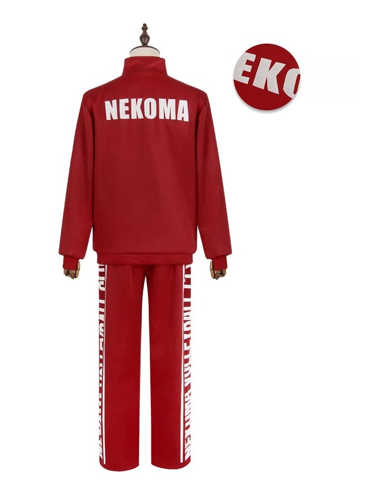 Conjunto de agasalho vermelho do Nekoma, de Haikyuu!!, em manequim, com jaqueta de zíper e calça