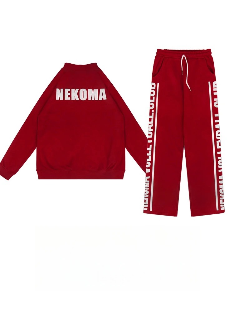 Jaqueta vermelha e calça com faixa branca lateral do time Nekoma, de Haikyuu!!, lado a lado