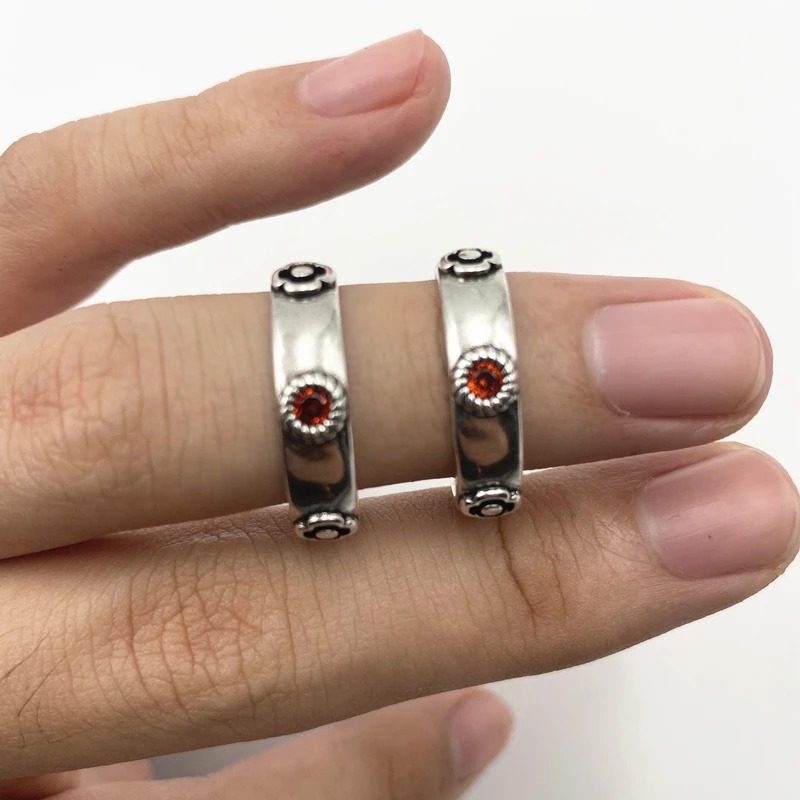 Anéis do Howl e da Sophie usados em dois dedos, com pedras vermelhas