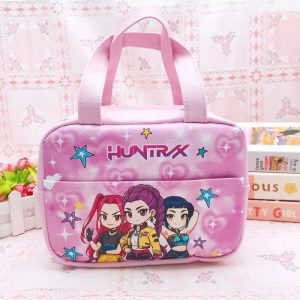 Bolsa térmica rosa com alças e arte do trio HUNTR/X de Guerreiras do K-Pop