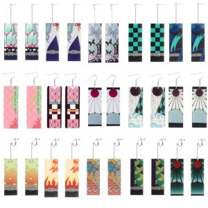 Vários pares de brincos de acrílico de Demon Slayer com estampas dos personagens, com gancho e com clipe