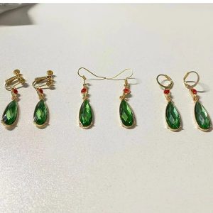 Três pares de brincos em gota verde do Howl de O Castelo Animado: clipe, gancho e argola