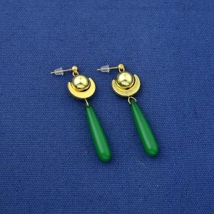 Brincos de haste da Maomao com pingente verde alongado e detalhe dourado, de Diários de uma Apotecária