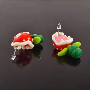 Par de brincos de argila da Planta Piranha de Super Mario sobre fundo escuro