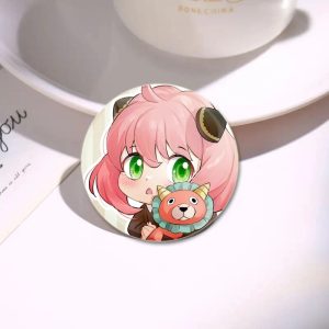 Broche botton redondo da Anya Forger, de Spy x Family, sorrindo com o leão de pelúcia