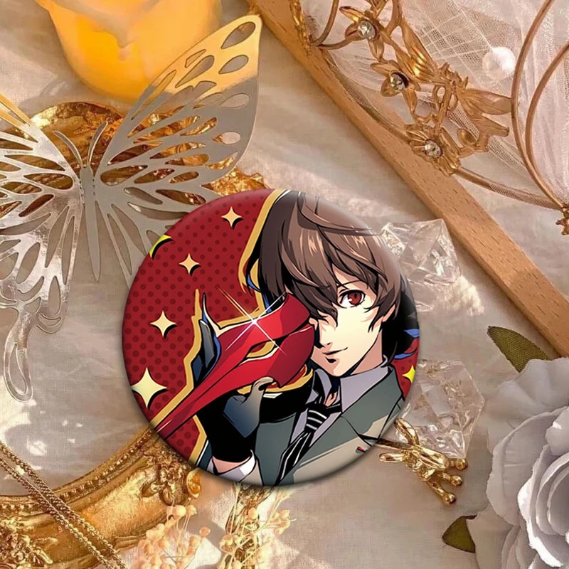 Botton redondo do Goro Akechi, de Persona 5, com ilustração sobre fundo vermelho com estrelas douradas