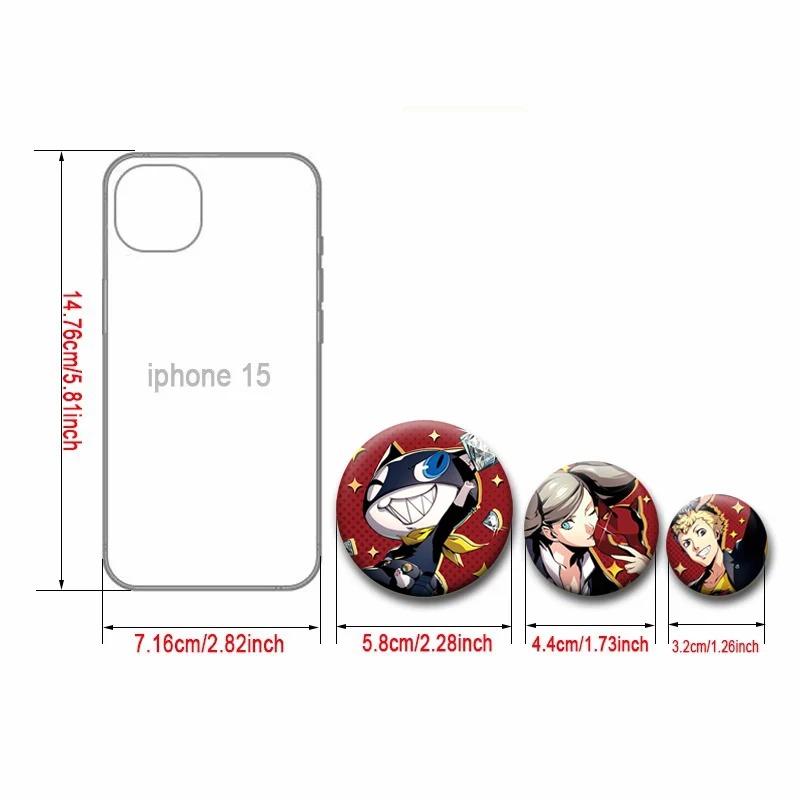 Bottons de Persona 5 ao lado de um celular para comparar os tamanhos de 5,8, 4,4 e 3,2 centímetros