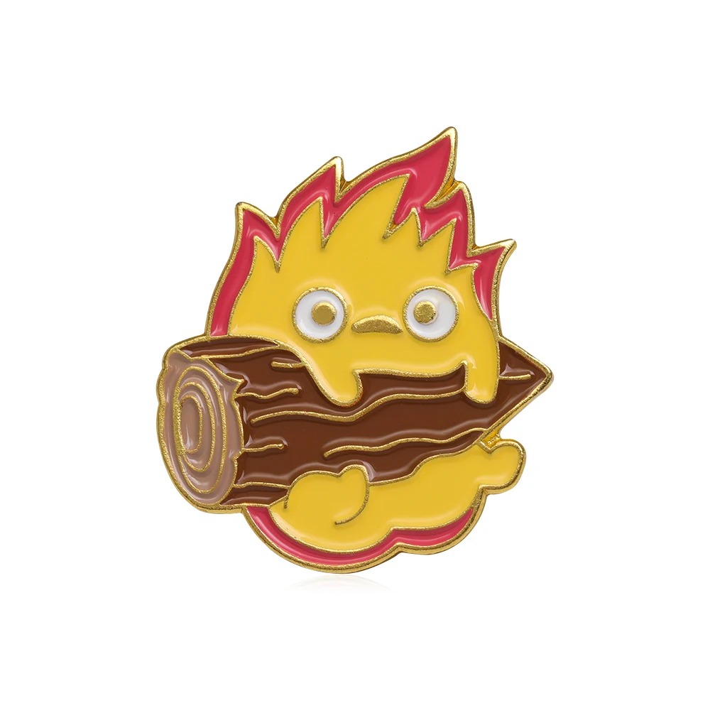 Pin esmaltado do Calcifer, de O Castelo Animado, em amarelo e rosa, abraçado a uma lenha, em fundo branco