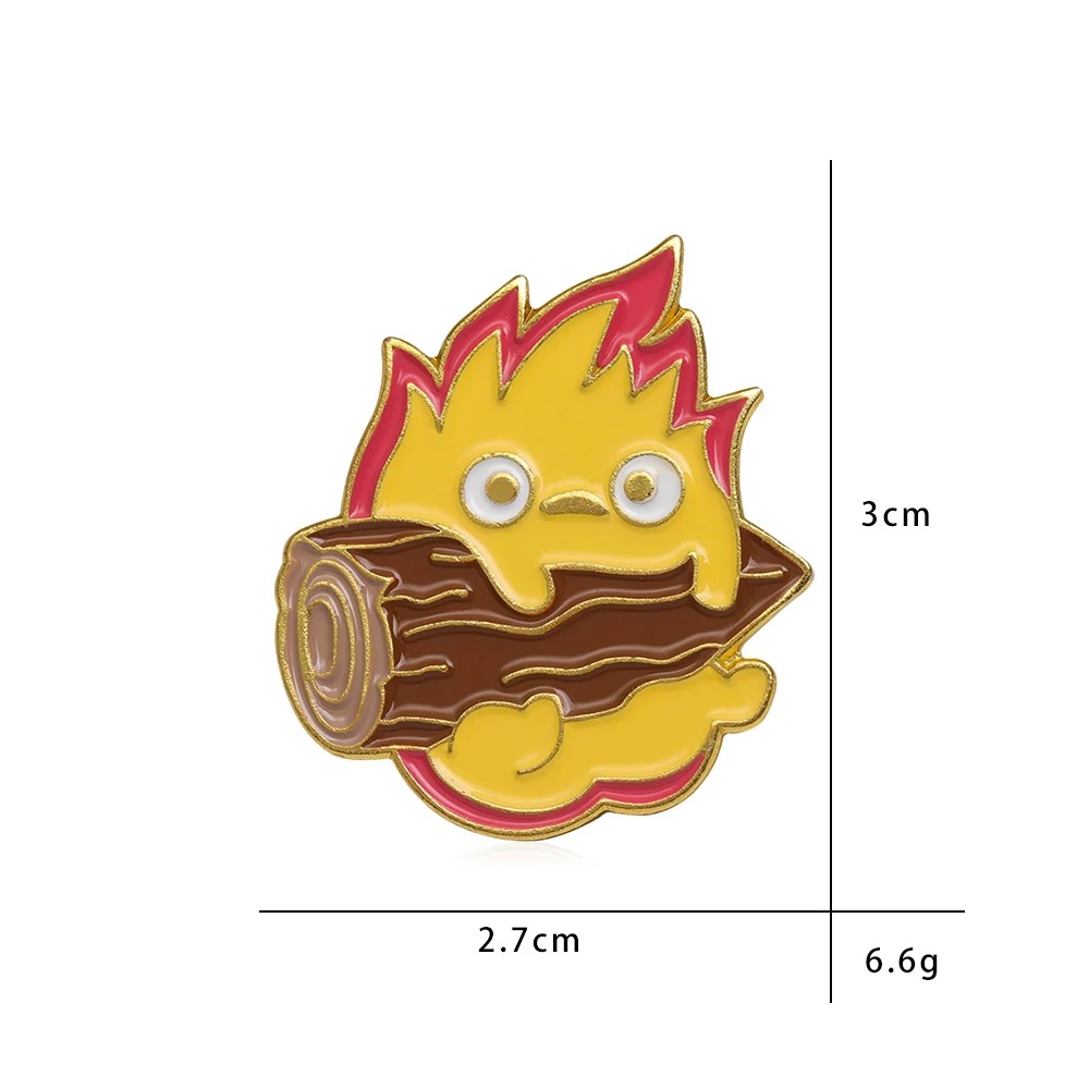 Broche do Calcifer com as medidas de 3 por 2,7 centímetros e peso de 6,6 gramas