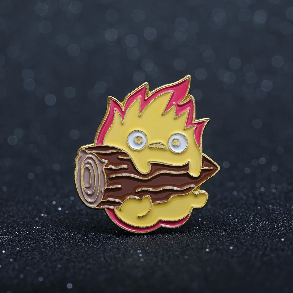 Pin esmaltado do Calcifer, de O Castelo Animado, sobre fundo escuro com brilho