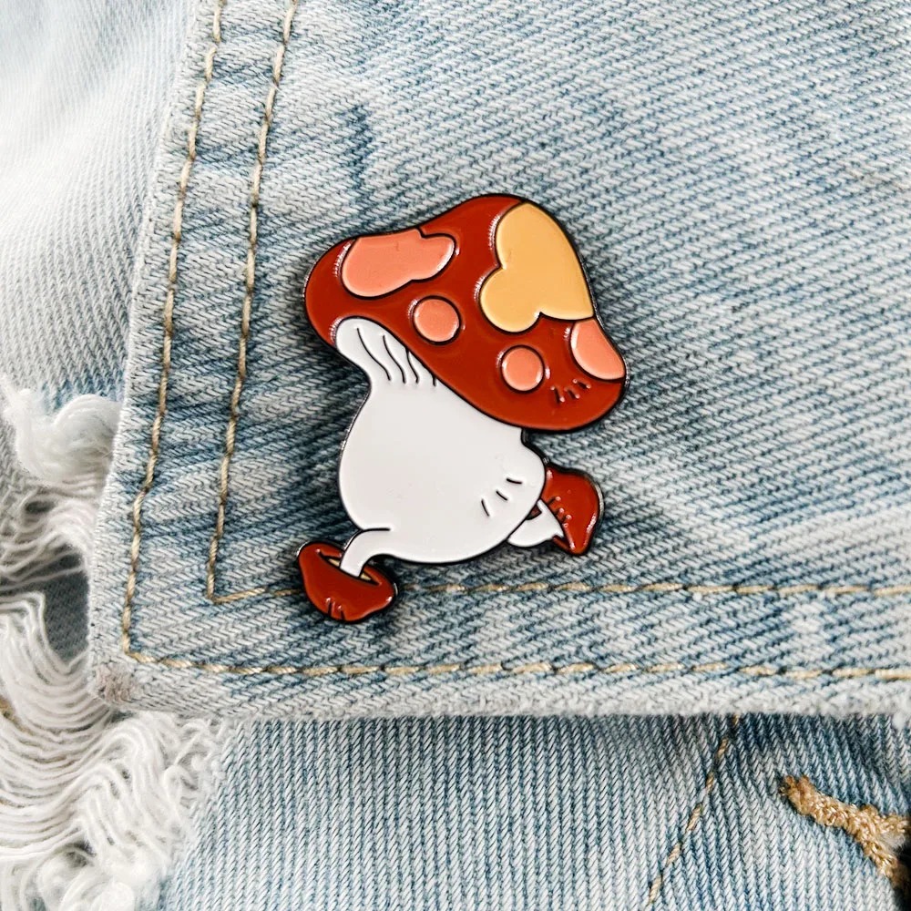 Pin do cogumelo andante de Dungeon Meshi em tecido jeans, visto de lado