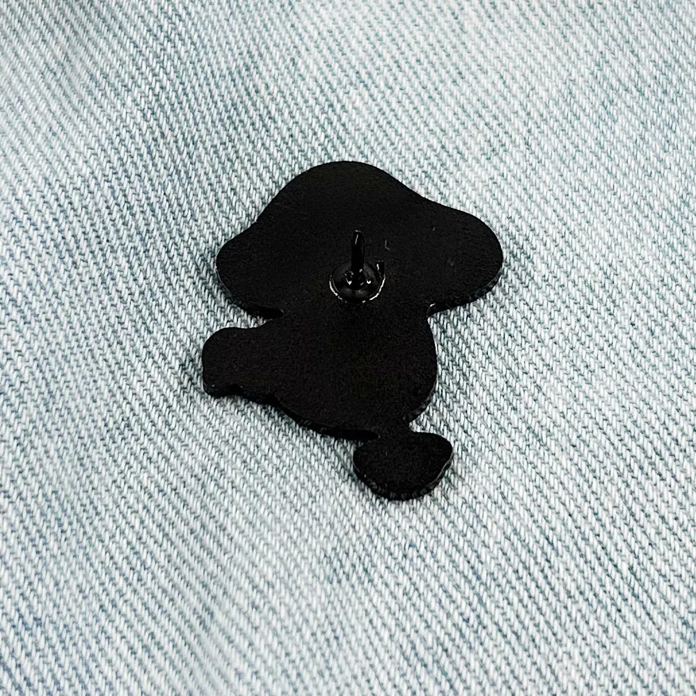 Verso preto do pin do cogumelo andante de Dungeon Meshi