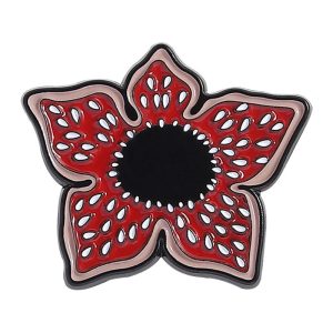 Pin esmaltado da flor vermelha do Demogorgon, de Stranger Things, com miolo preto e dentes brancos