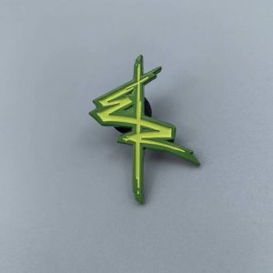 Broche em metal com o logo verde de Cyberpunk: Edgerunners, em formato de raio, sobre fundo cinza