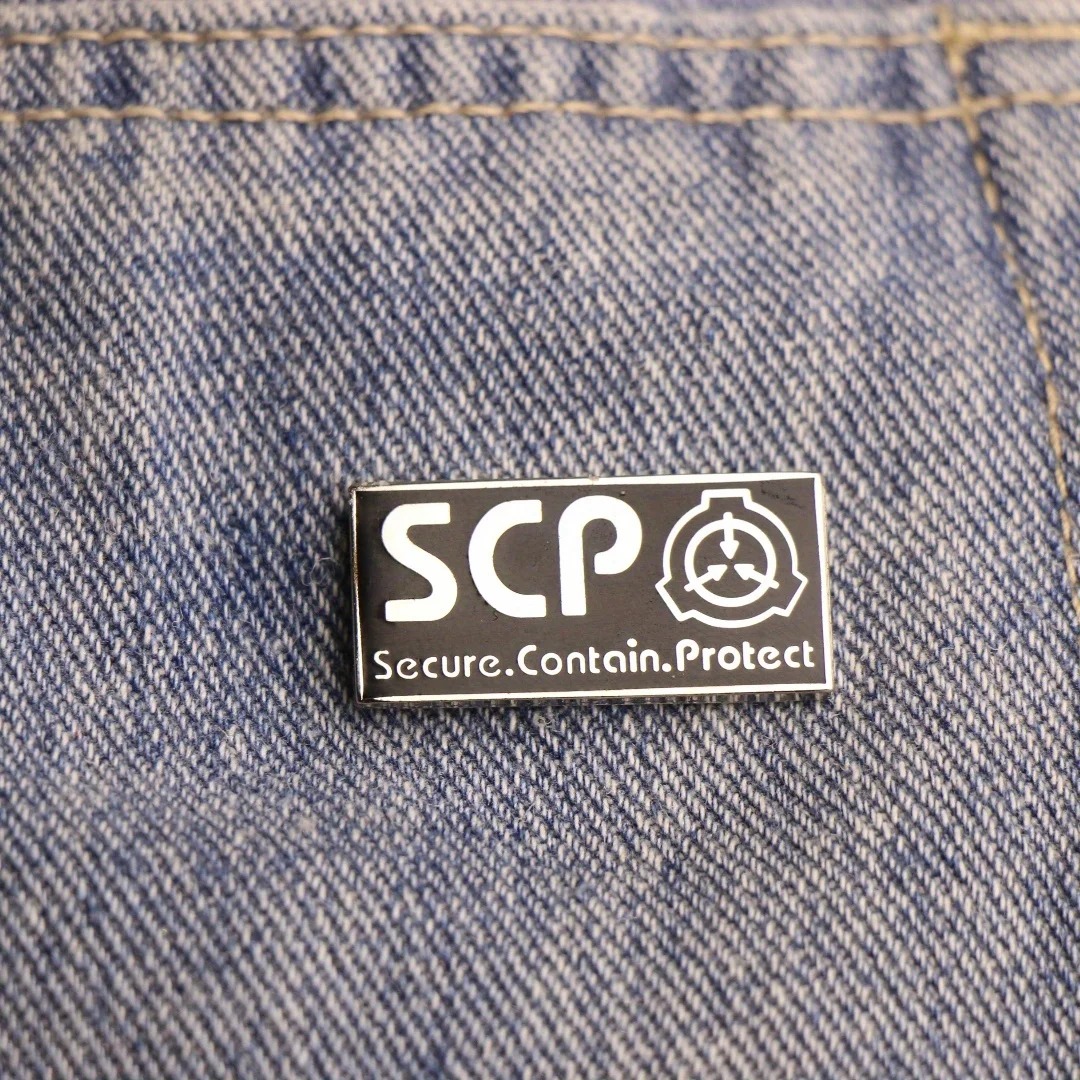 Broche esmaltado da SCP Foundation preso em tecido jeans