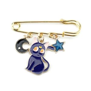 Broche com o gato Luna esmaltado, lua preta e estrela azul pendurados num alfinete dourado