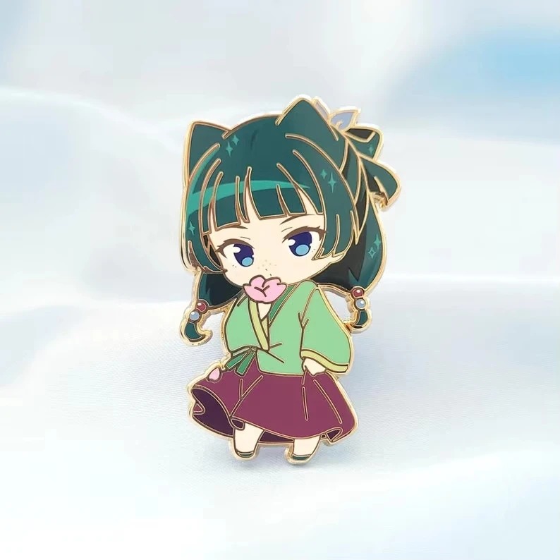 Pin esmaltado da Maomao chibi, de Diários de uma Apotecária, de roupa verde e saia vinho, sobre fundo azul claro
