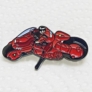 Broche de esmalte com a moto vermelha do Kaneda, de Akira, sobre fundo claro