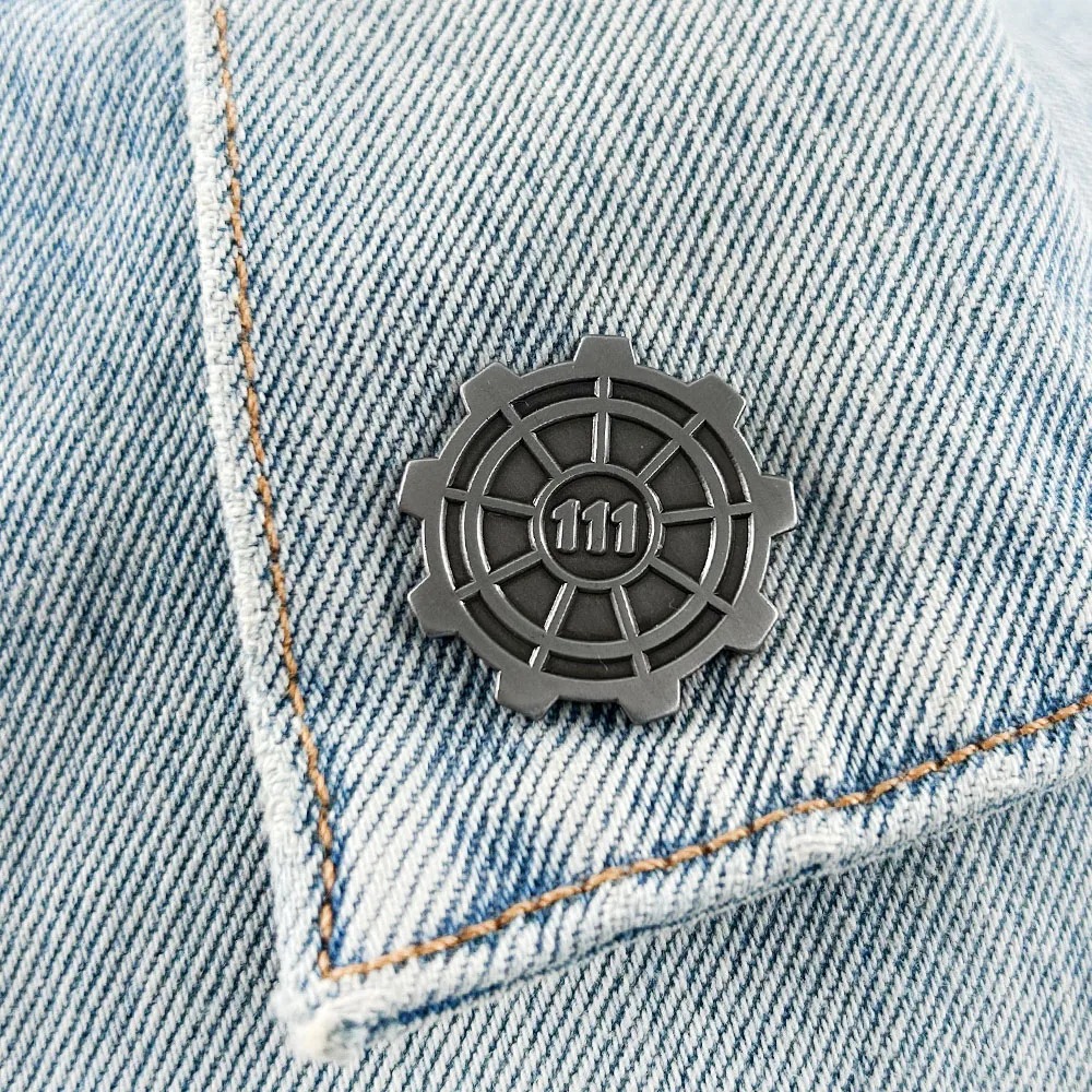 Broche do Vault 111 de Fallout preso na barra de uma jaqueta jeans