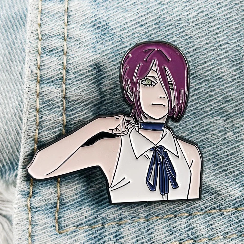 Broche esmaltado da Reze, de Chainsaw Man, de busto com laço azul, preso a um jeans