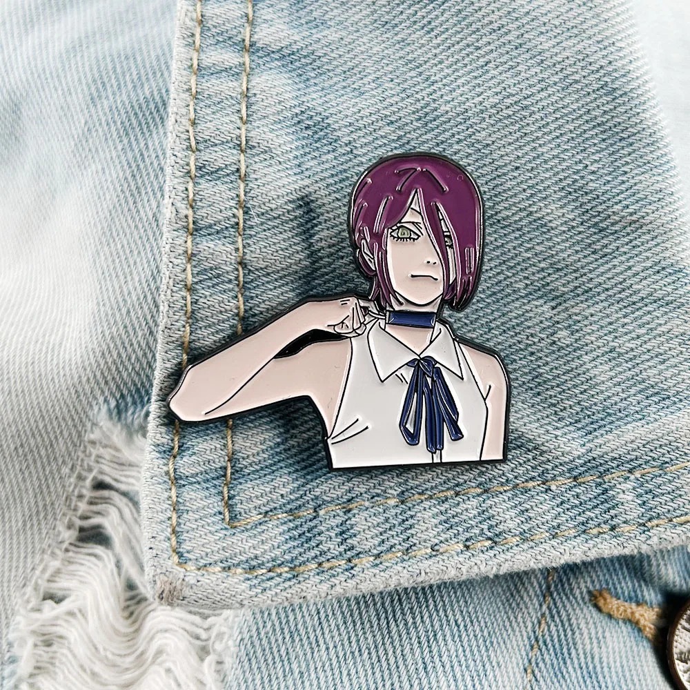 Detalhe do broche da Reze, de Chainsaw Man, em esmalte colorido sobre jeans