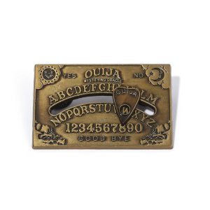 Broche de metal bronze em formato de tabuleiro Ouija com ponteiro, sobre fundo branco