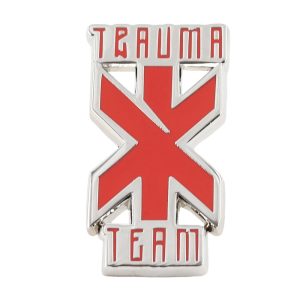 Broche esmaltado com o logo vermelho e prata da Trauma Team, de Cyberpunk 2077, sobre fundo branco