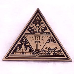 Broche triangular Triforce em bronze envelhecido, com cenas gravadas, de The Legend of Zelda
