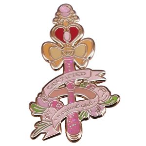 Broche esmaltado de varinha mágica rosa com laço dourado e flores, tema Sailor Moon