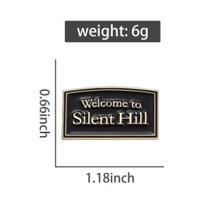 Broche Welcome to Silent Hill em metal esmaltado preto com borda dourada, com medidas de 1,18 x 0,66 polegadas