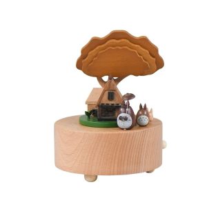 Caixa de música de madeira com a casinha, a árvore e os Totoros de Meu Amigo Totoro, vista de frente