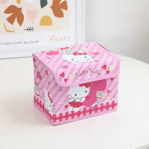 Caixa organizadora rosa da Hello Kitty com tampa fechada, sobre mesa branca