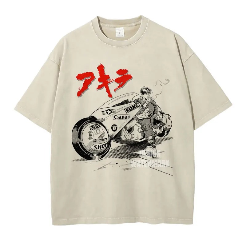 Camiseta bege com a estampa da moto de Akira e o logotipo em vermelho, vista de frente