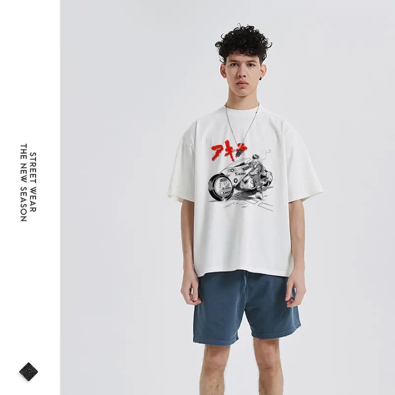 Homem vestindo a camiseta branca de Akira com a estampa da moto, usada solta com bermuda