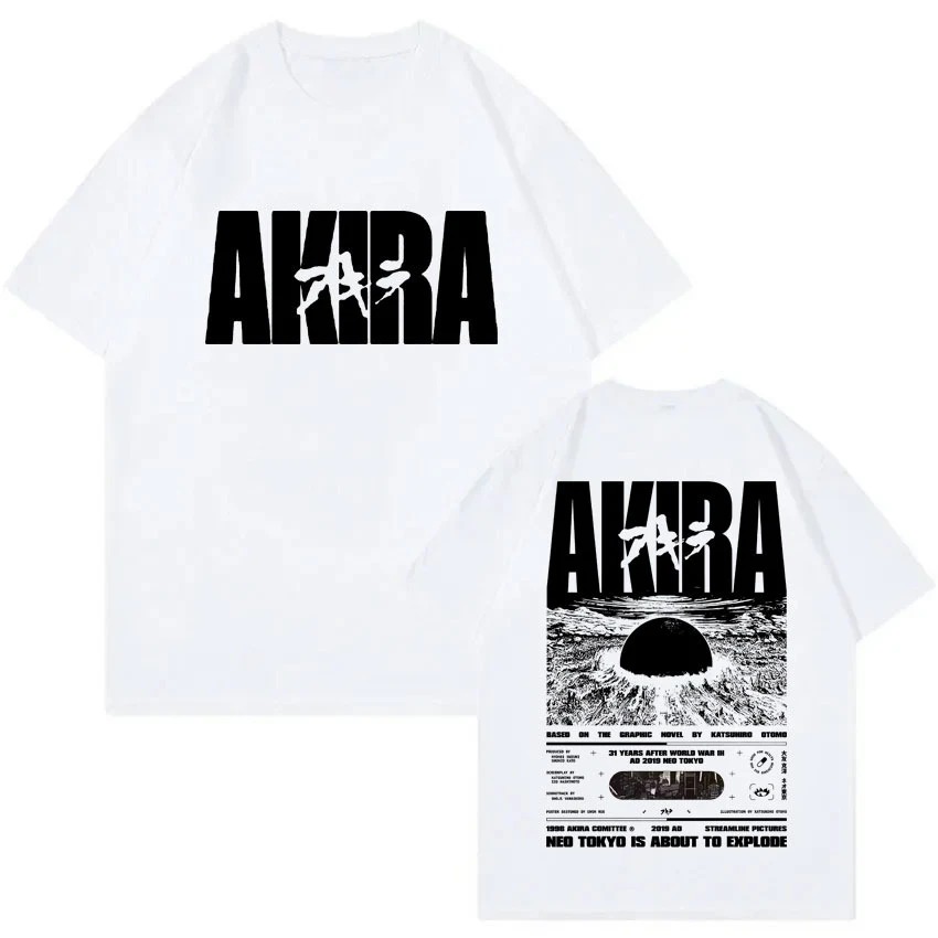 Camiseta branca de Akira com o logotipo em letras pretas na frente e a cena da cúpula de Neo Tokyo nas costas