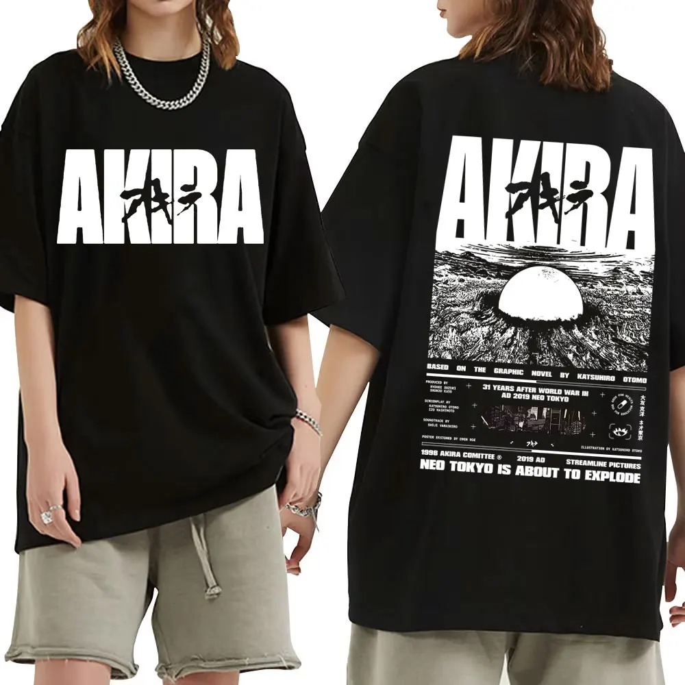 Casal vestindo a camiseta preta de Akira, vista de frente e de costas com a cena de Neo Tokyo
