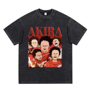 Camiseta preta estonada com o logo AKIRA em vermelho e o Kaneda com outros personagens do filme