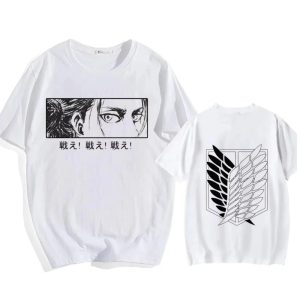 Camiseta branca de Attack on Titan com olhar em quadro e frase em japonês na frente, e Asas da Liberdade nas costas