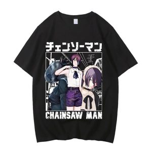 Camiseta preta de Chainsaw Man com arte de personagens em quadro e o título em japonês e em inglês