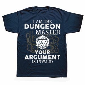 Camiseta azul marinho com a frase I am the Dungeon Master, your argument is invalid e um dado D20, de Dungeons & Dragons