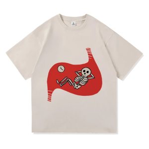 Camiseta bege de Dungeon Meshi com estampa vermelha de um estômago com esqueleto deitado