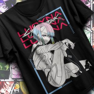 Camiseta preta com a Lucy sentada em quadro azul e o logo Cyberpunk em rosa, de Edgerunners