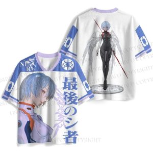 Camiseta jersey branca com a Rei Ayanami, de Evangelion, na frente e a personagem de lança nas costas