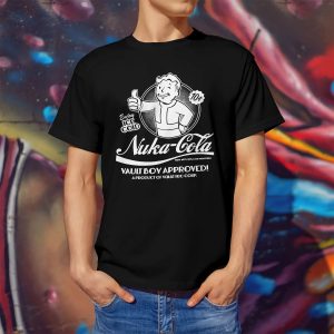 Homem usando camiseta preta de Fallout com o Vault Boy e a estampa Nuka-Cola Vault Boy Approved